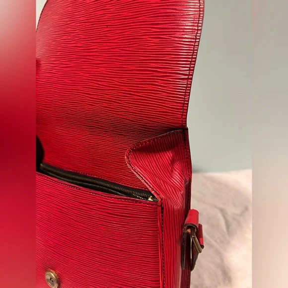 Louis Vuitton St Cloud in Red Epi MM size. Great condition vintage piece.
